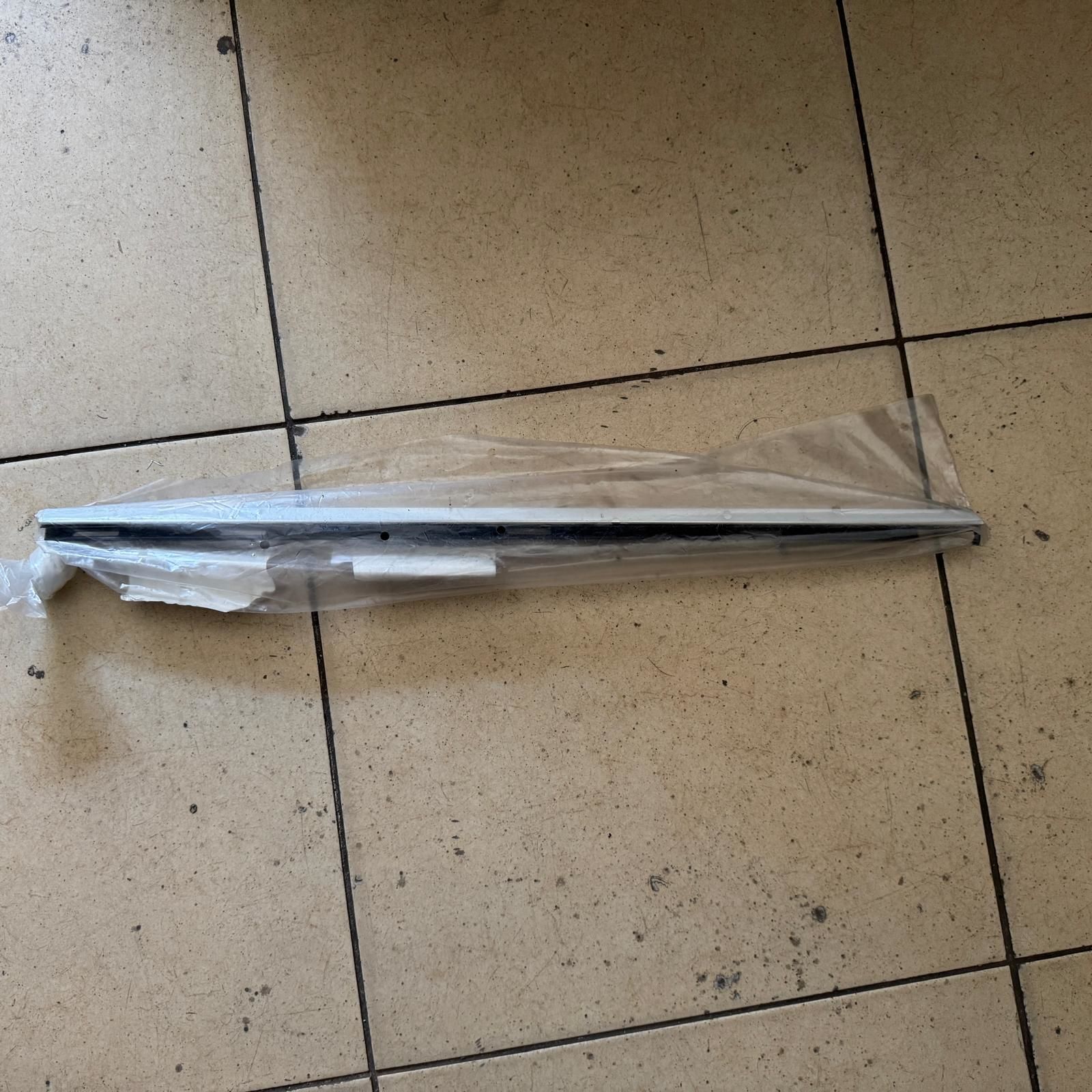 Opel Corsa F Arka Dış Kapı Cam Kenar Çıtası orjinal gm marka 9838916680