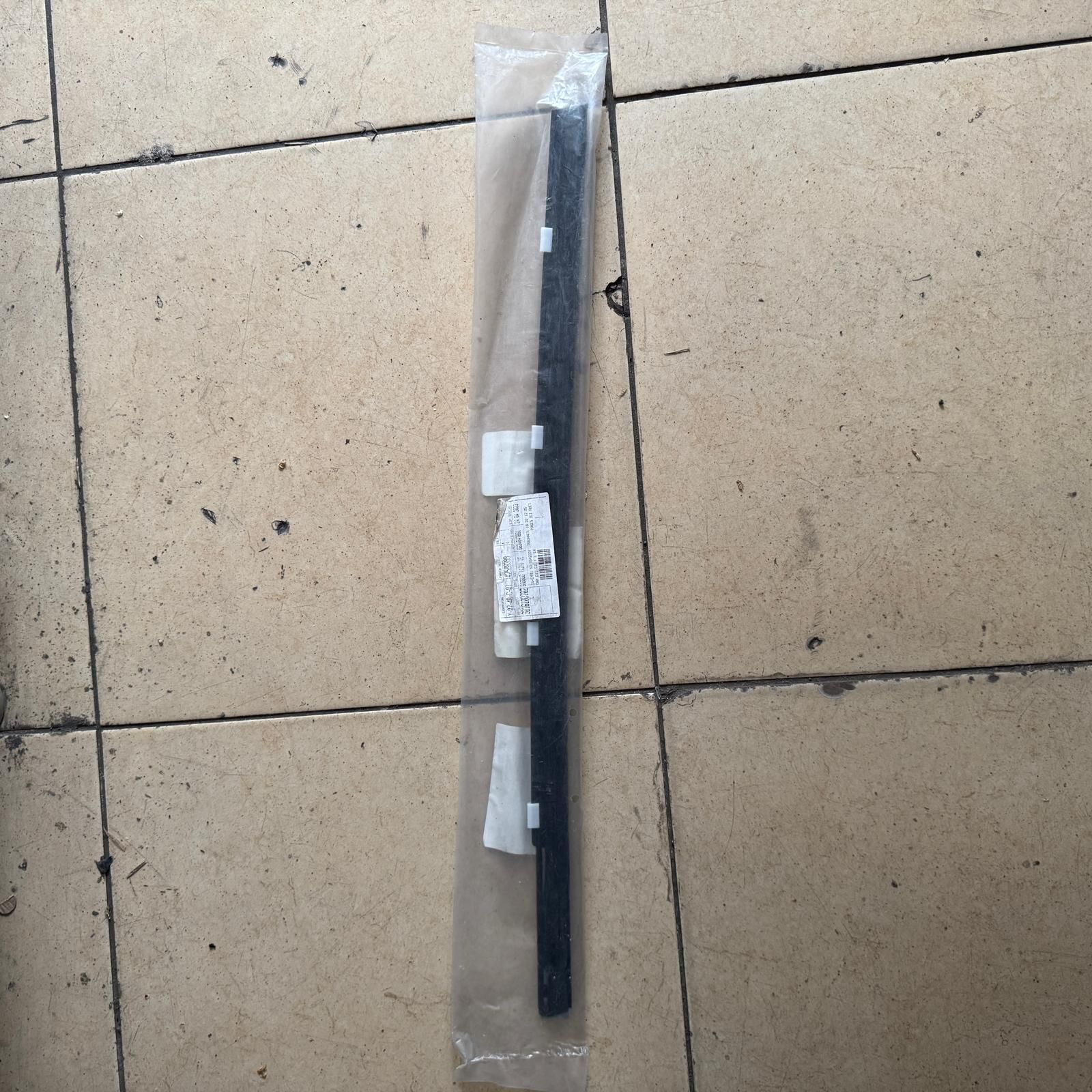 Opel Mokka Sol Arka Kapı Camı Dış Fitili Orijinal Gm Marka 42588399