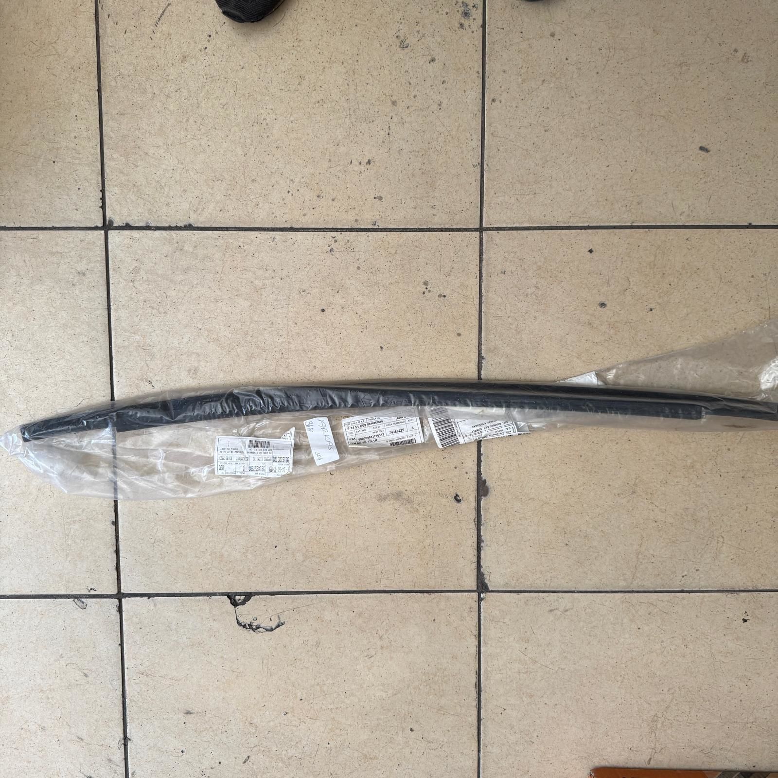 Opel Grandland X Sol Arka Cam Sıyırıcı Çıtası Orjinal Gm Marka 9814857880