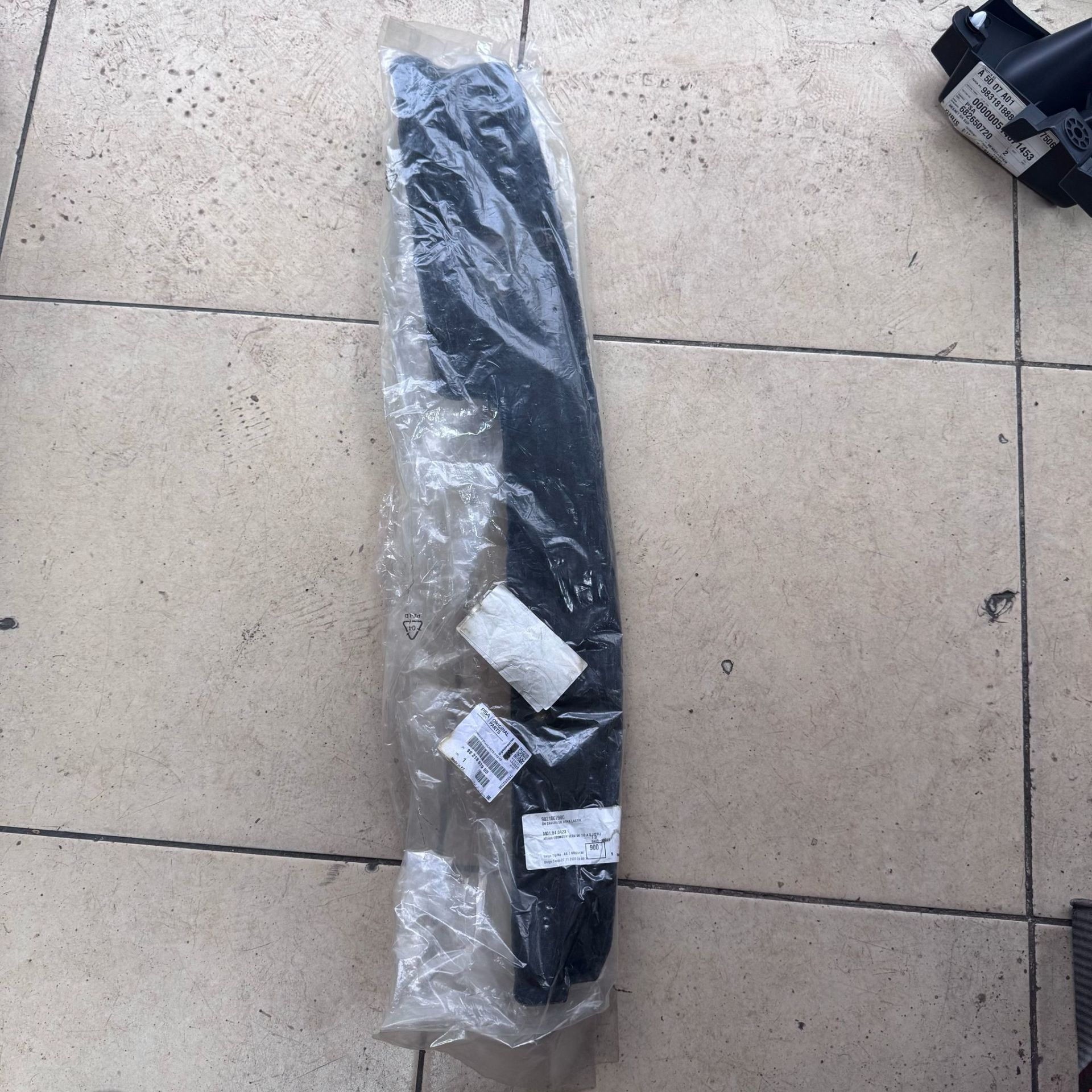 Peugeot Rifter Ön Sağ Çamurluk Arka Lastiği Orjinal Gm Marka 9821867980